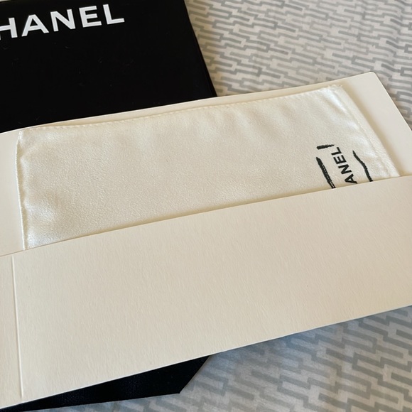 Authentic Chanel black dust bag 20 x 21 and cleaning cloth packet - Picture 8 of 9